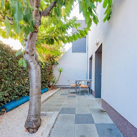 Crowonder Lucky Holiday House With Pool And Patio 30 Meters From The Beach Zadar Buitenkant foto