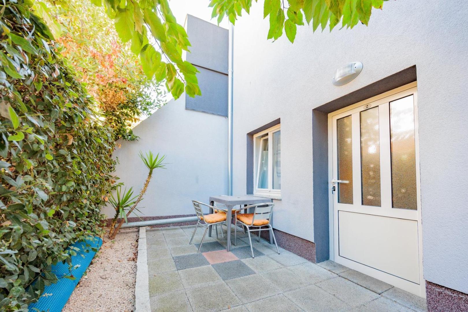 Crowonder Lucky Holiday House With Pool And Patio 30 Meters From The Beach Zadar Buitenkant foto