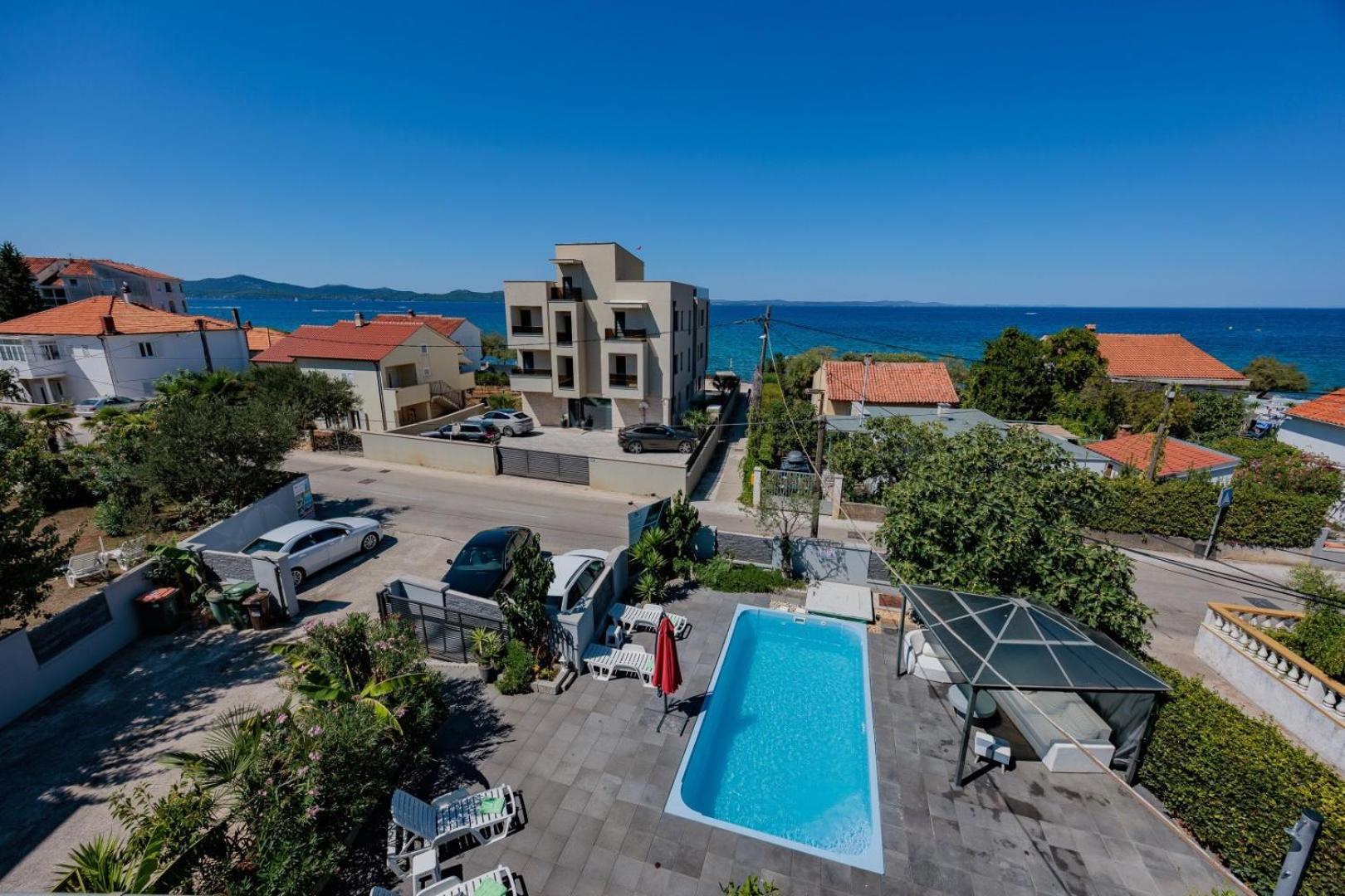 Crowonder Lucky Holiday House With Pool And Patio 30 Meters From The Beach Zadar Buitenkant foto