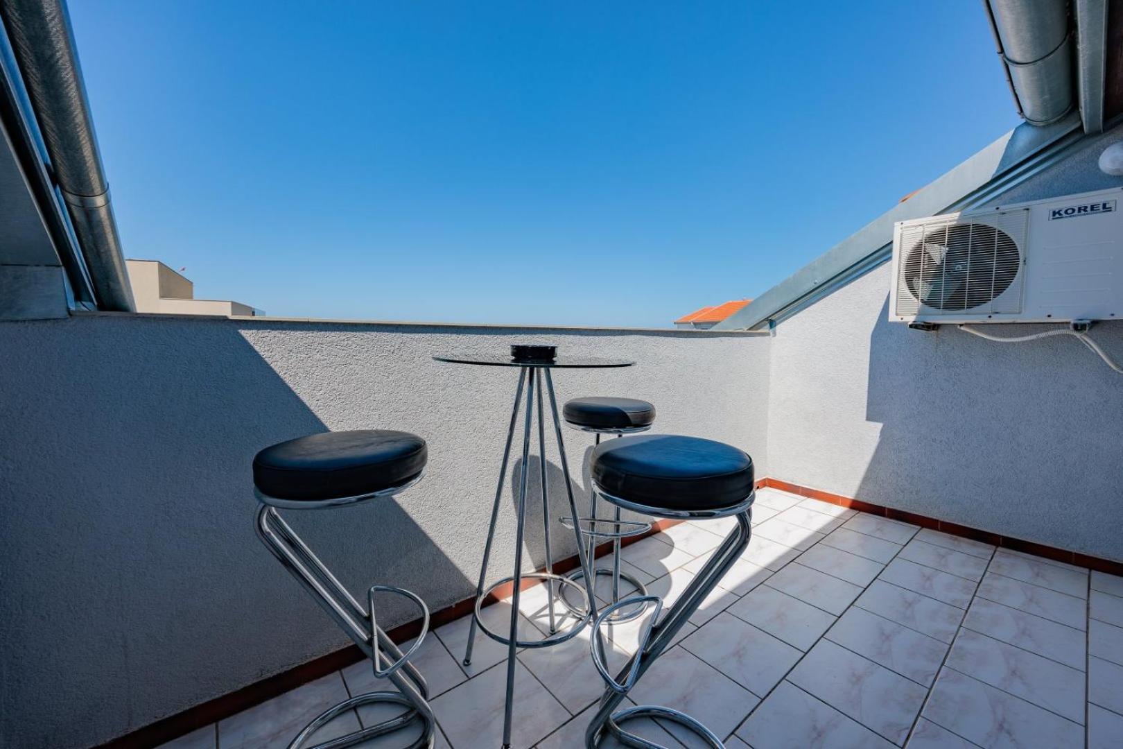 Crowonder Lucky Holiday House With Pool And Patio 30 Meters From The Beach Zadar Buitenkant foto