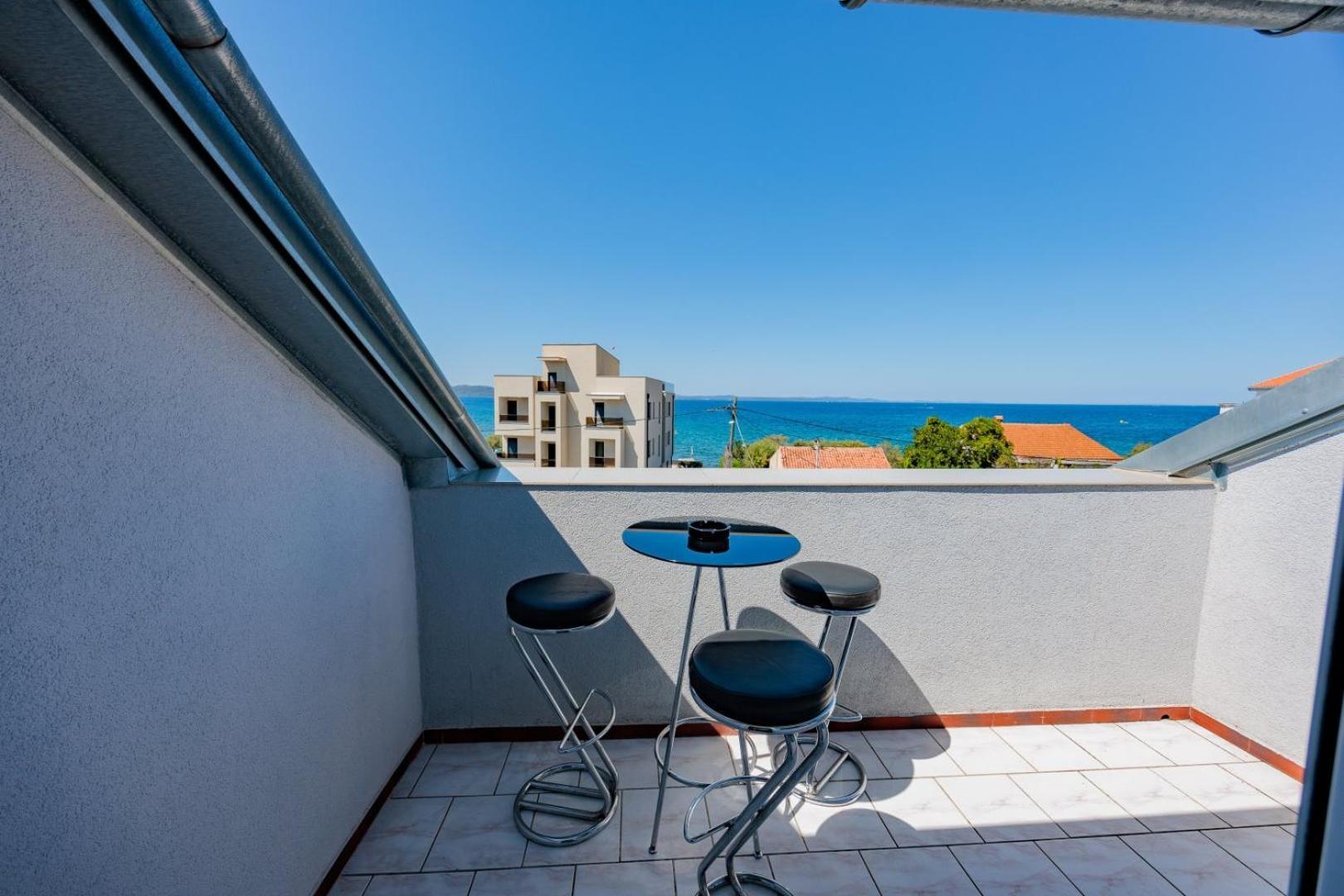 Crowonder Lucky Holiday House With Pool And Patio 30 Meters From The Beach Zadar Buitenkant foto
