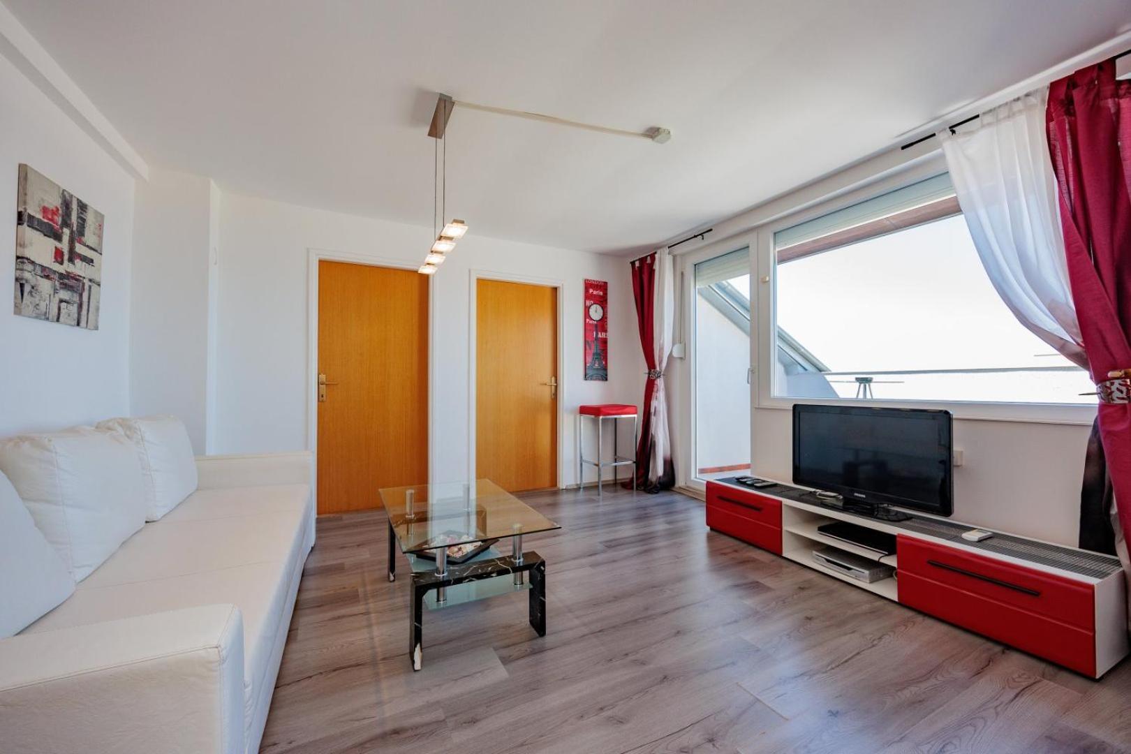 Crowonder Lucky Holiday House With Pool And Patio 30 Meters From The Beach Zadar Buitenkant foto