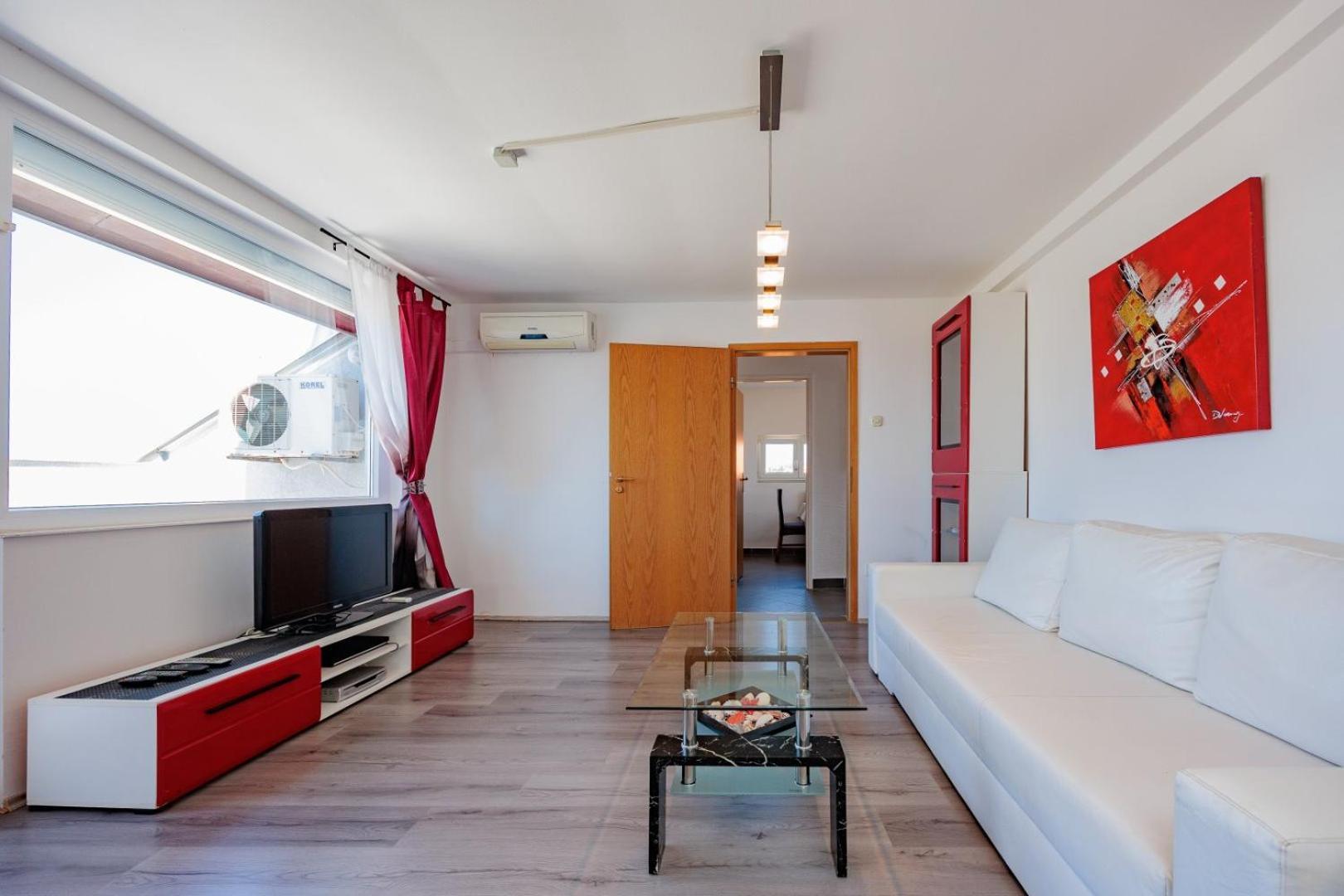 Crowonder Lucky Holiday House With Pool And Patio 30 Meters From The Beach Zadar Buitenkant foto