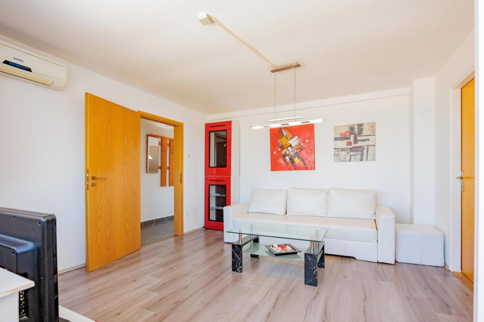 Crowonder Lucky Holiday House With Pool And Patio 30 Meters From The Beach Zadar Buitenkant foto