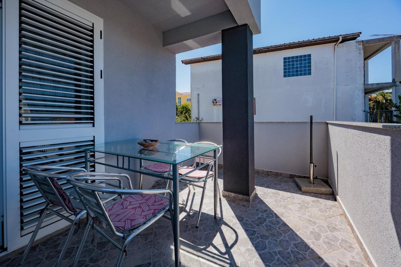 Crowonder Lucky Holiday House With Pool And Patio 30 Meters From The Beach Zadar Buitenkant foto