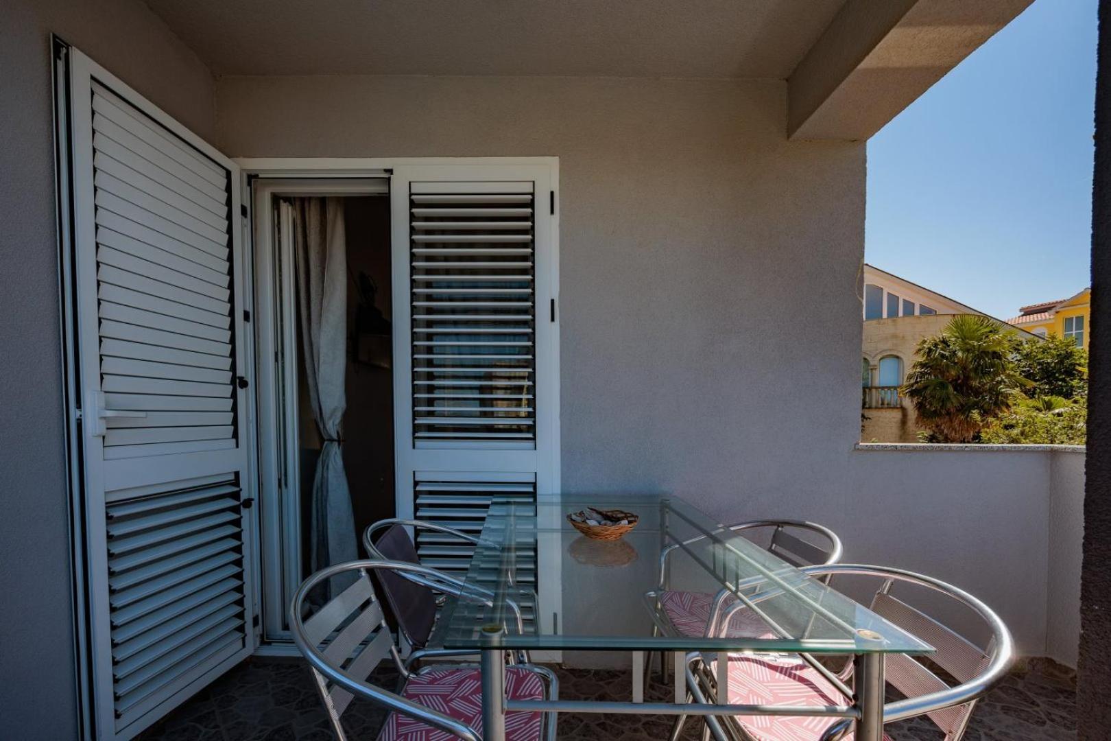 Crowonder Lucky Holiday House With Pool And Patio 30 Meters From The Beach Zadar Buitenkant foto