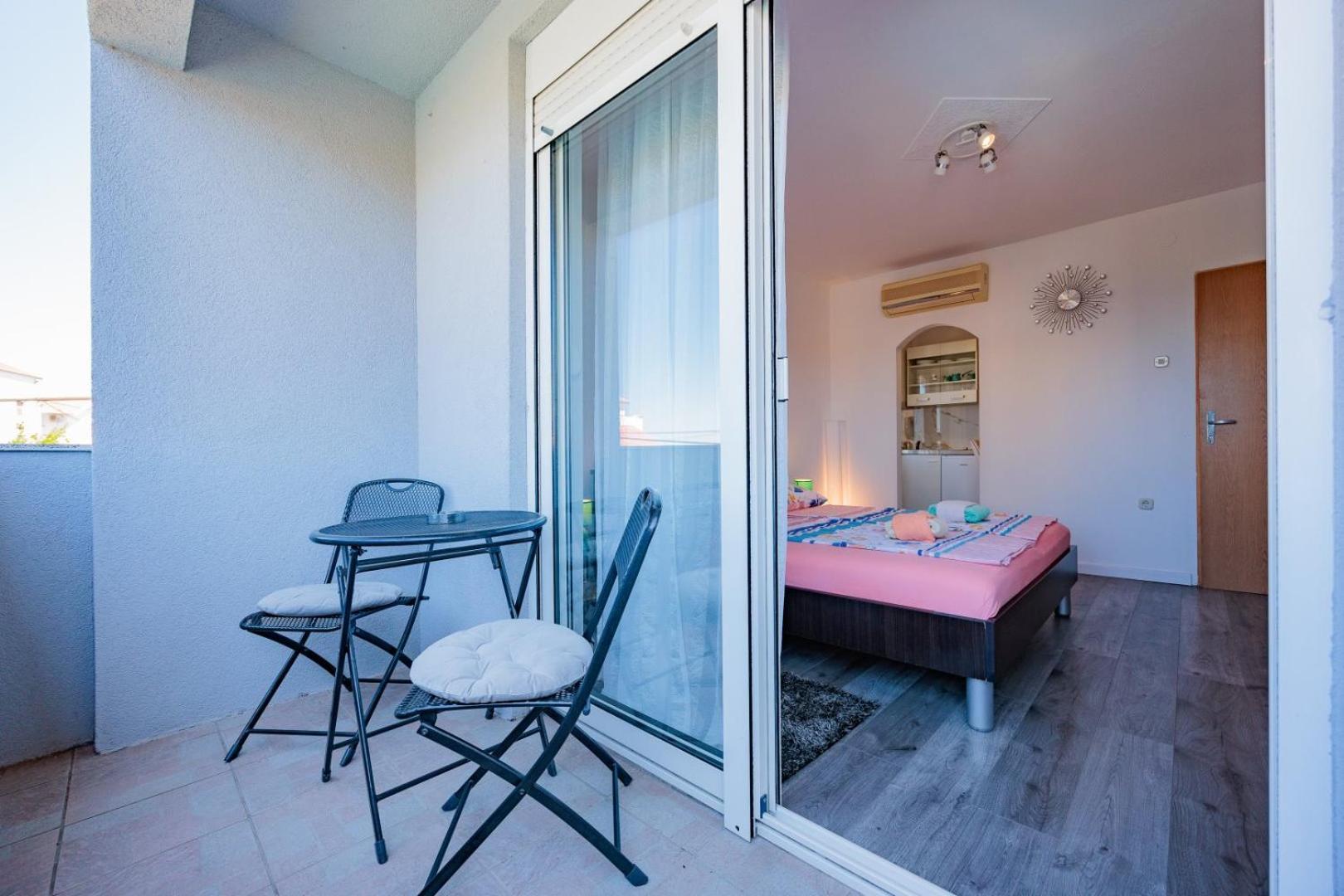 Crowonder Lucky Holiday House With Pool And Patio 30 Meters From The Beach Zadar Buitenkant foto