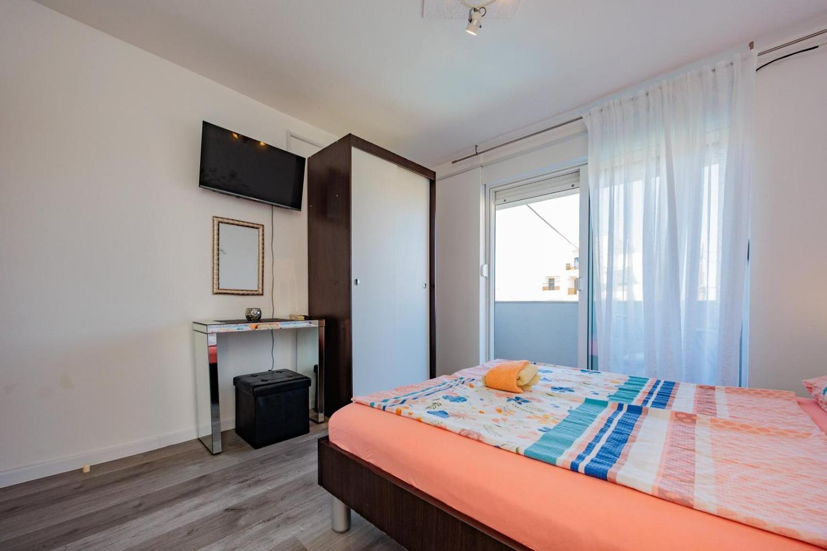 Crowonder Lucky Holiday House With Pool And Patio 30 Meters From The Beach Zadar Buitenkant foto