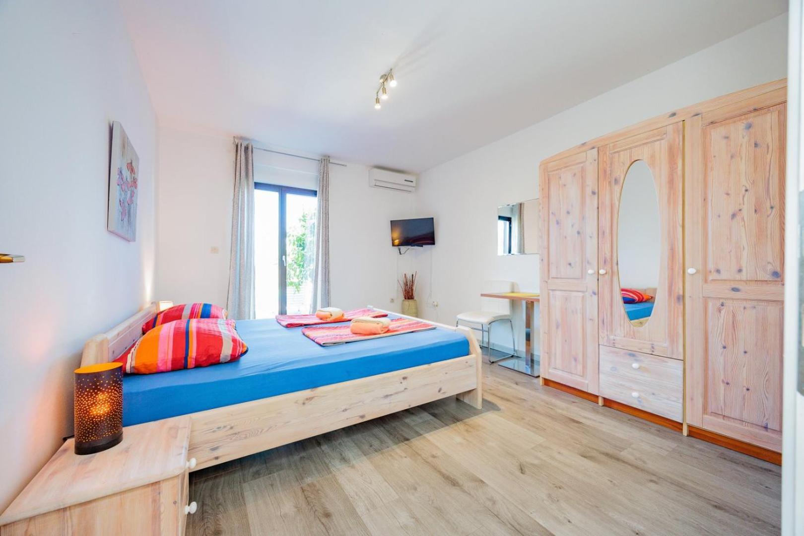 Crowonder Lucky Holiday House With Pool And Patio 30 Meters From The Beach Zadar Buitenkant foto