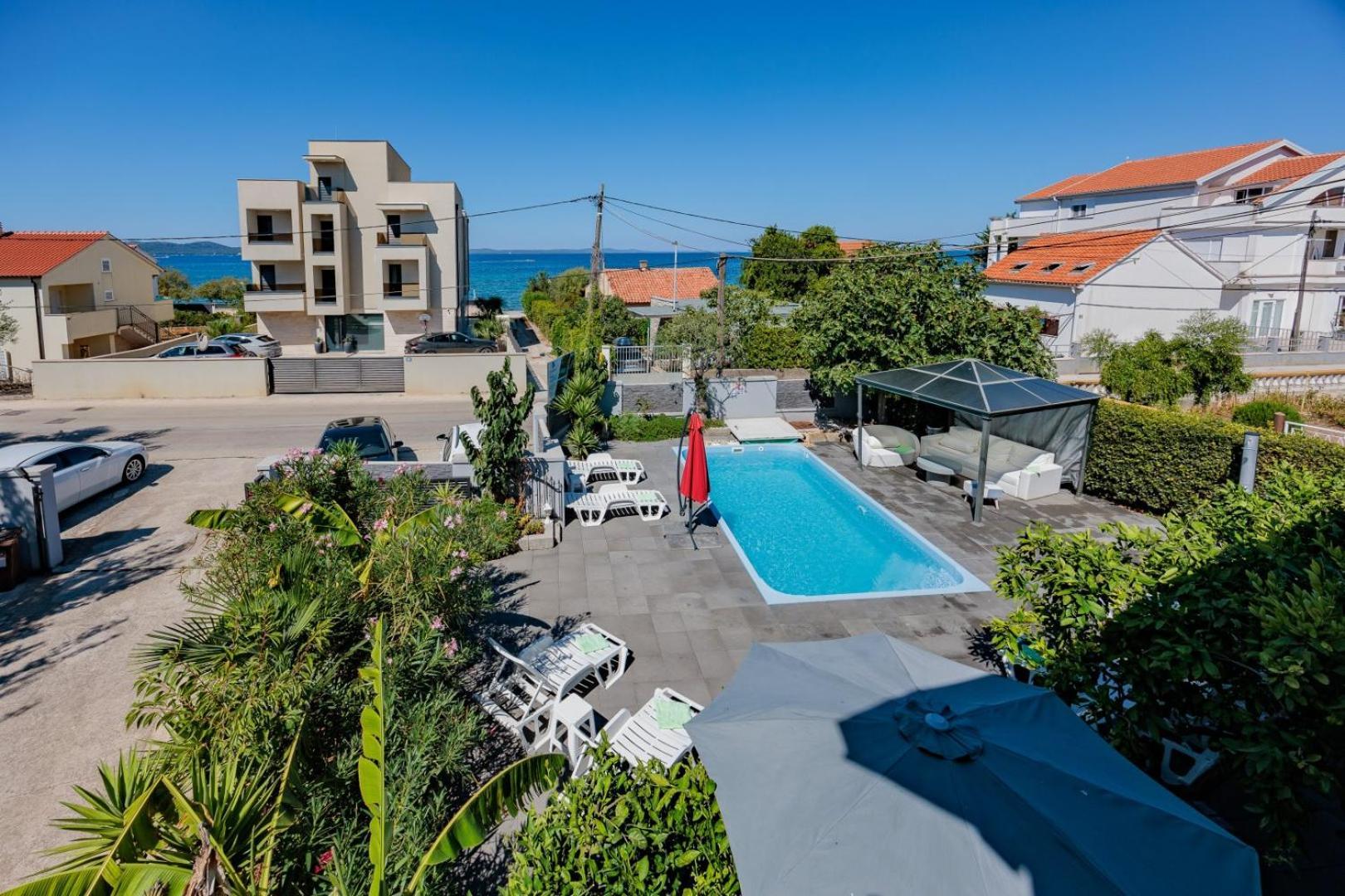 Crowonder Lucky Holiday House With Pool And Patio 30 Meters From The Beach Zadar Buitenkant foto