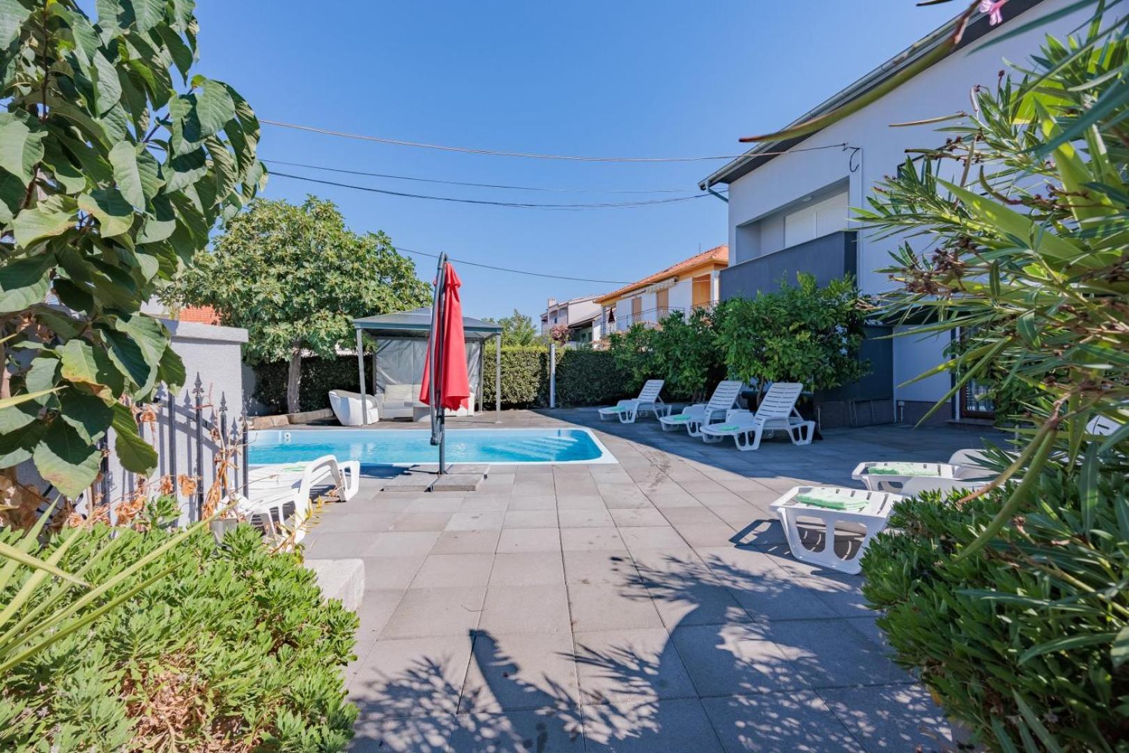 Crowonder Lucky Holiday House With Pool And Patio 30 Meters From The Beach Zadar Buitenkant foto
