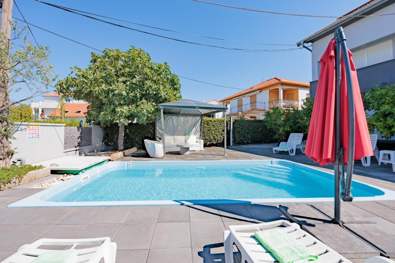 Crowonder Lucky Holiday House With Pool And Patio 30 Meters From The Beach Zadar Buitenkant foto
