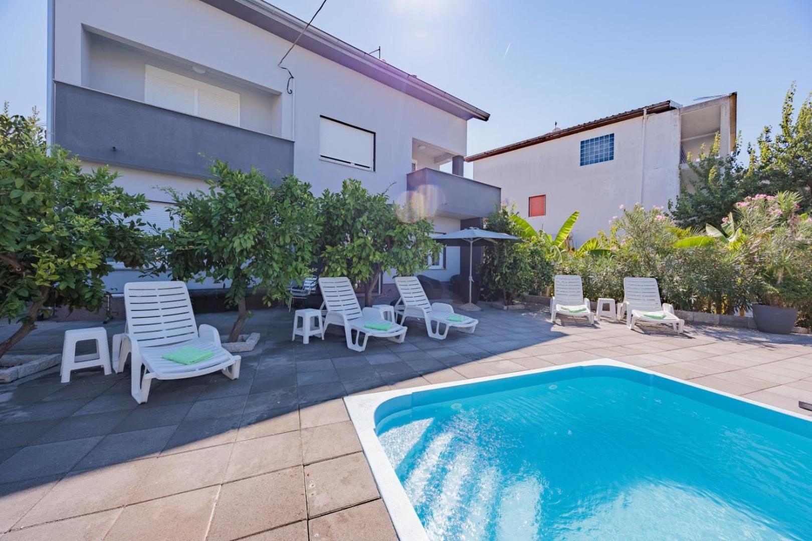 Crowonder Lucky Holiday House With Pool And Patio 30 Meters From The Beach Zadar Buitenkant foto