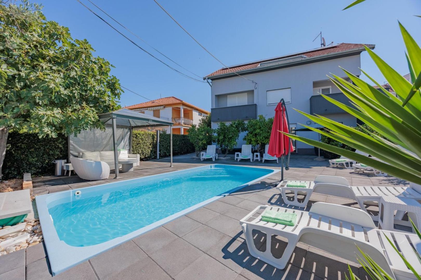 Crowonder Lucky Holiday House With Pool And Patio 30 Meters From The Beach Zadar Buitenkant foto