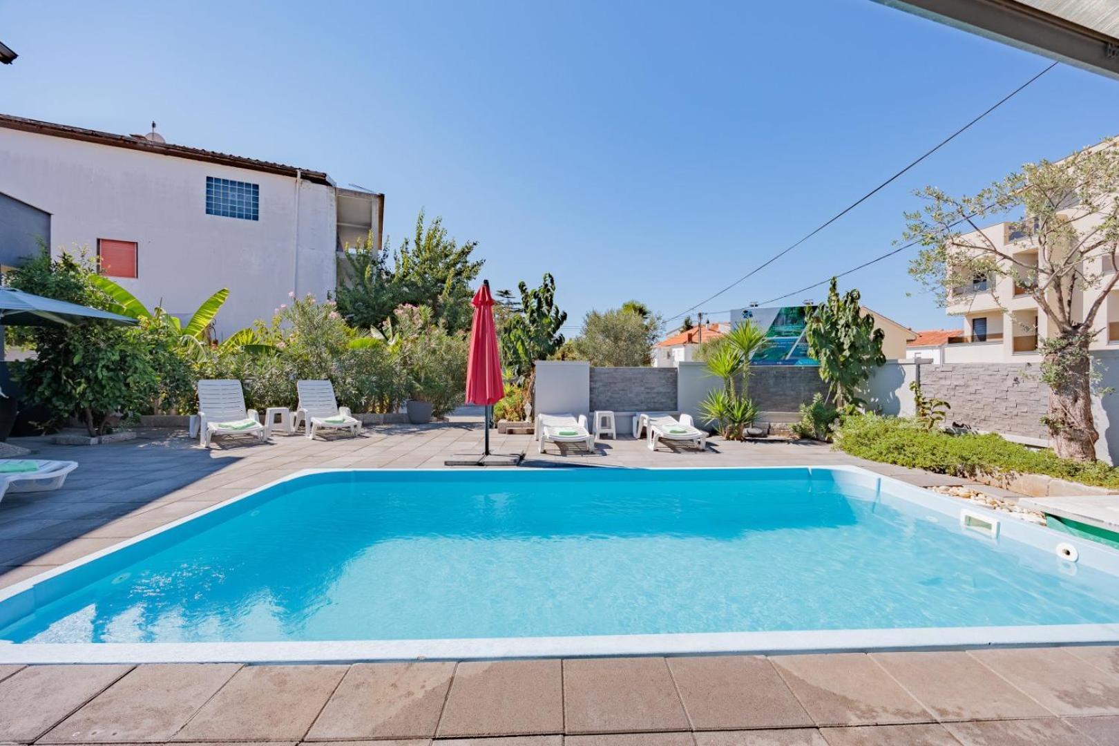 Crowonder Lucky Holiday House With Pool And Patio 30 Meters From The Beach Zadar Buitenkant foto