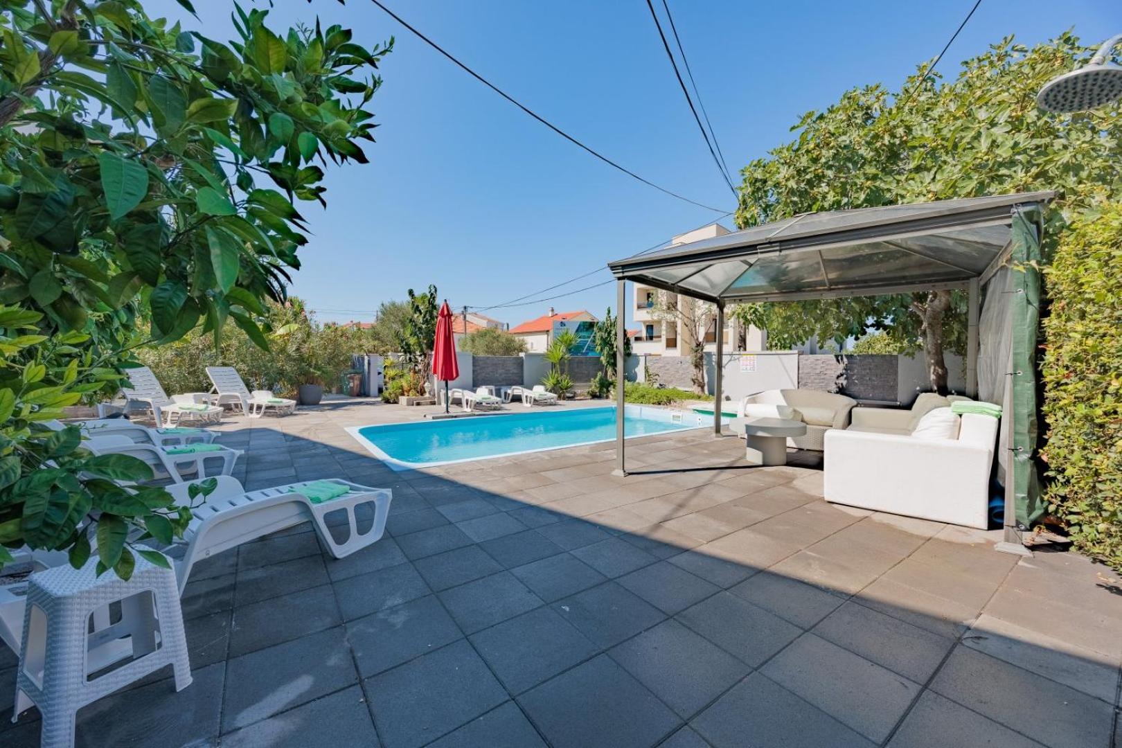 Crowonder Lucky Holiday House With Pool And Patio 30 Meters From The Beach Zadar Buitenkant foto