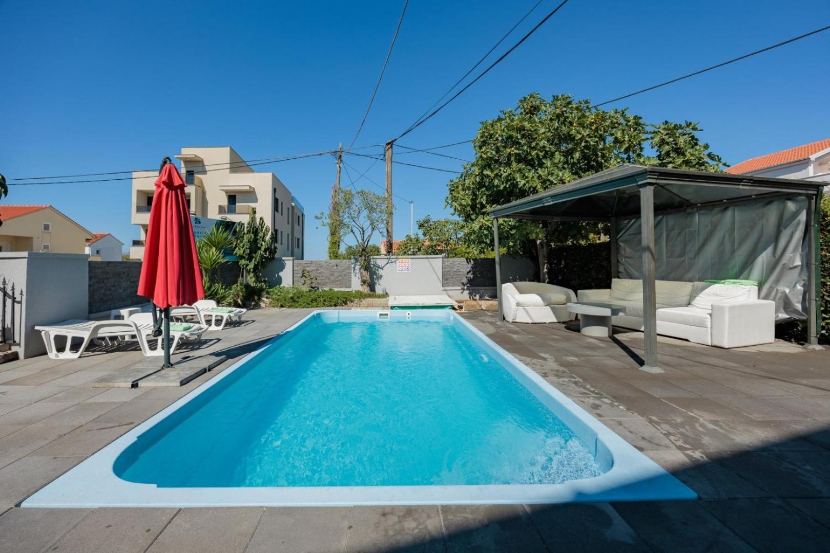 Crowonder Lucky Holiday House With Pool And Patio 30 Meters From The Beach Zadar Buitenkant foto